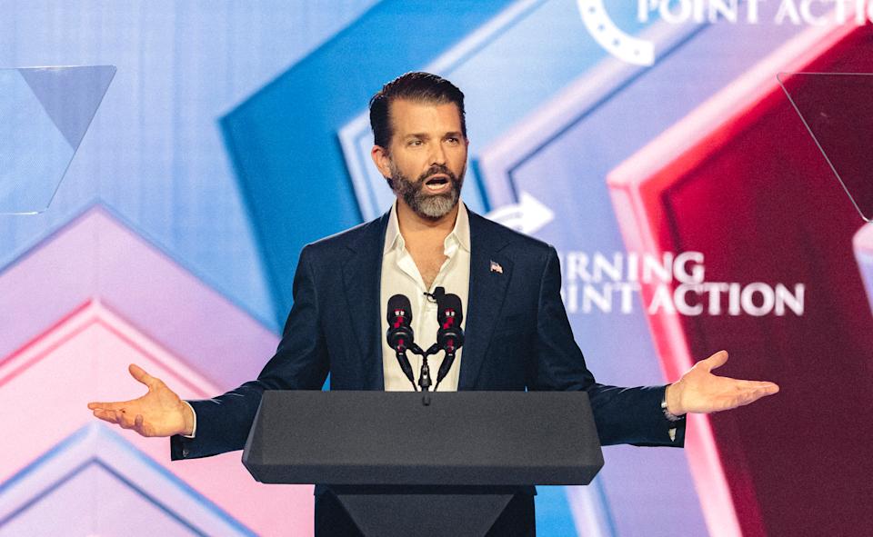 Donald Trump Jr. govori na pozornici tijekom godišnje AmericaFest konferencije Turning Pointa u Phoenixu, Arizona, 21. prosinca 2025. Ovogodišnja konferencija obilježava pokojnog desničarskog aktivista Charlieja Kirka, koji je smrtno ranjen na kampusu sveučilišta u Utahu u rujnu, što je izazvalo izljev žalosti među konzervativcima i potaknulo predsjednika Donalda Trumpa da zaprijeti obračunom s