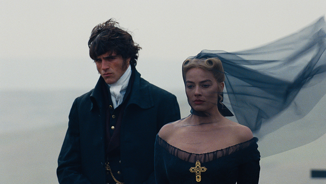 (L-r) Jacob Elordi kao Heathcliff i Margot Robbie kao Catherine Earnshaw u Wuthering Heights