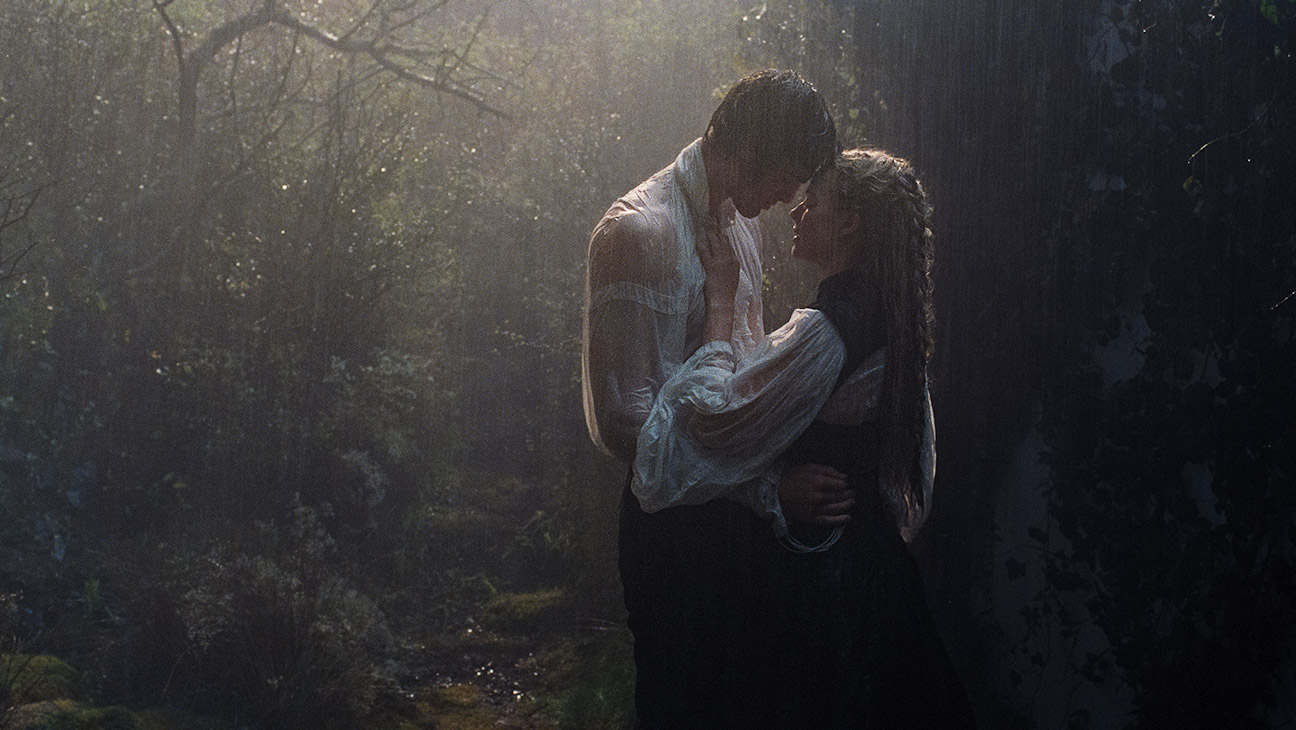 (L-r) Jacob Elordi kao Heathcliff i Margot Robbie kao Catherine Earnshaw u Wuthering Heights