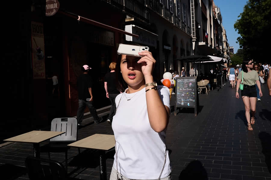 Umijeće savršenog trenutka: 34 domišljate ulične fotografije Emiliana Cuadrada koje pretvaraju obične prizore u vizualna iznenađenja - 28 Umijeće savršenog trenutka: 34 domišljate ulične fotografije Emiliana Cuadrada koje pretvaraju obične prizore u vizualna iznenađenja - 28