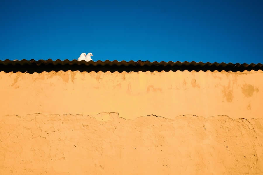 Umijeće savršenog trenutka: 34 domišljate ulične fotografije Emiliana Cuadrada koje pretvaraju obične prizore u vizualna iznenađenja - 30 Umijeće savršenog trenutka: 34 domišljate ulične fotografije Emiliana Cuadrada koje pretvaraju obične prizore u vizualna iznenađenja - 30