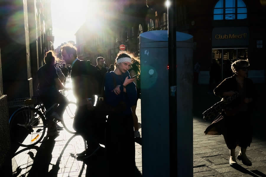 Umijeće savršenog trenutka: 34 domišljate ulične fotografije Emiliana Cuadrada koje pretvaraju obične prizore u vizualna iznenađenja - 32 Umijeće savršenog trenutka: 34 domišljate ulične fotografije Emiliana Cuadrada koje pretvaraju obične prizore u vizualna iznenađenja - 32