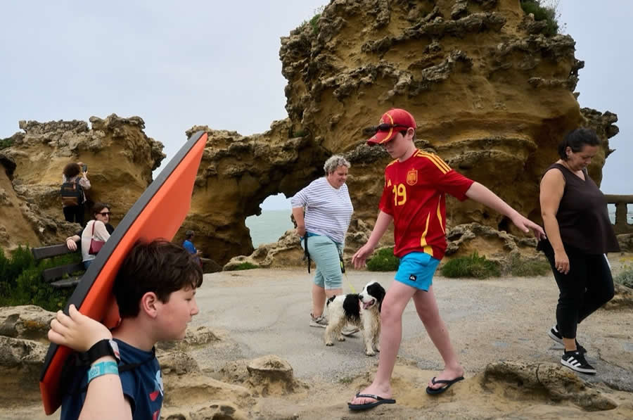 Umijeće savršenog trenutka: 34 domišljate ulične fotografije Emiliana Cuadrada koje pretvaraju obične prizore u vizualna iznenađenja - 34 Umijeće savršenog trenutka: 34 domišljate ulične fotografije Emiliana Cuadrada koje pretvaraju obične prizore u vizualna iznenađenja - 34