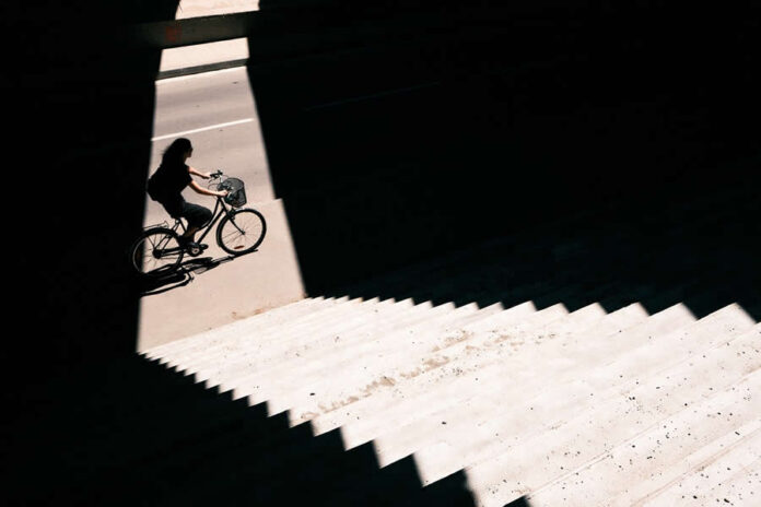 Umijeće savršenog trenutka: 34 domišljate ulične fotografije Emiliana Cuadrada koje pretvaraju obične prizore u vizualna iznenađenja