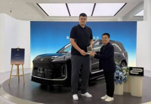 Košarkaška zvijezda Yao Ming prima svoj NIO ES9