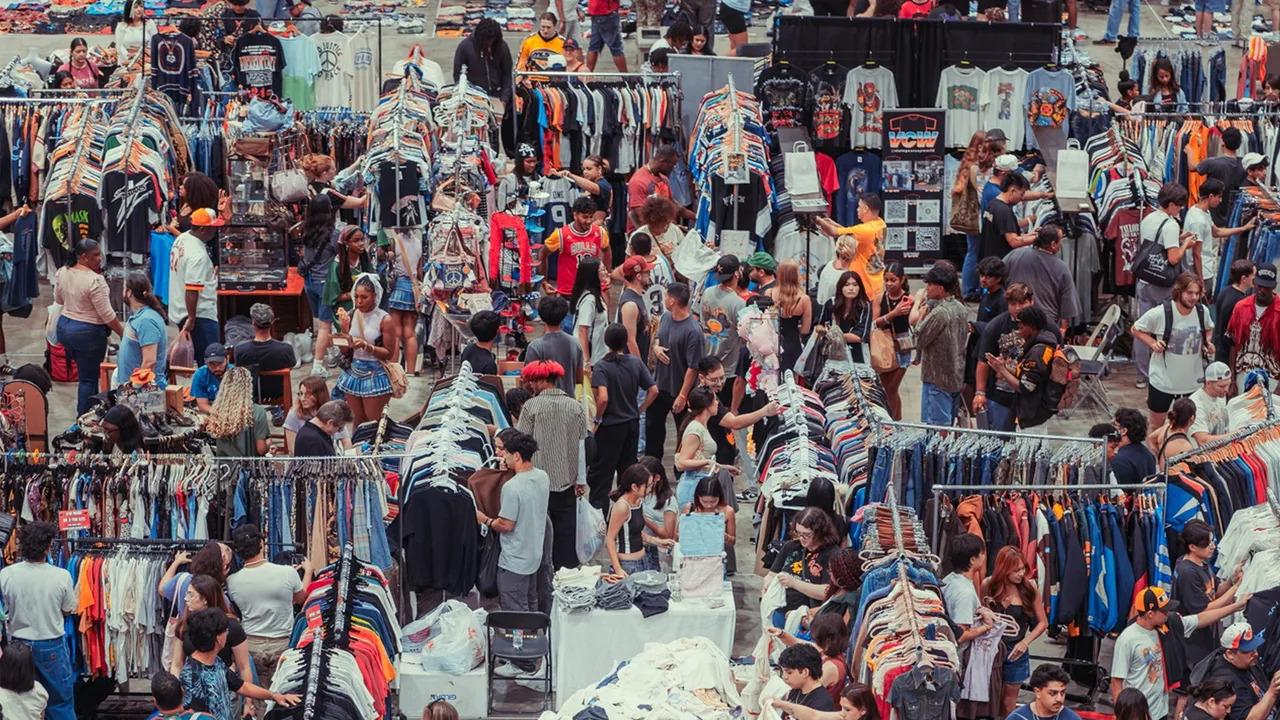 Shoppers at ThriftCon NYC.