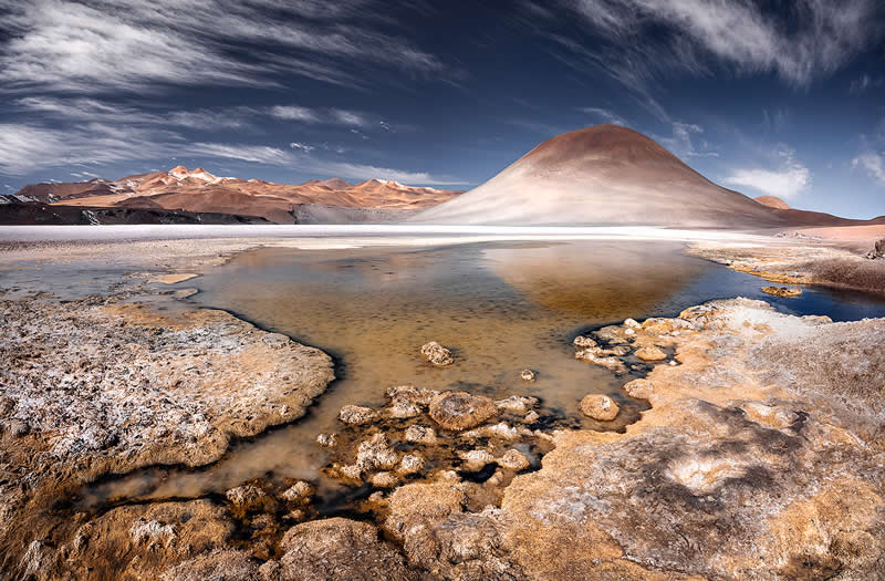 Sol i tišina: 28 nadzemaljskih pogleda na pustinju Atacama autora Karola Nienartowicza - 28
