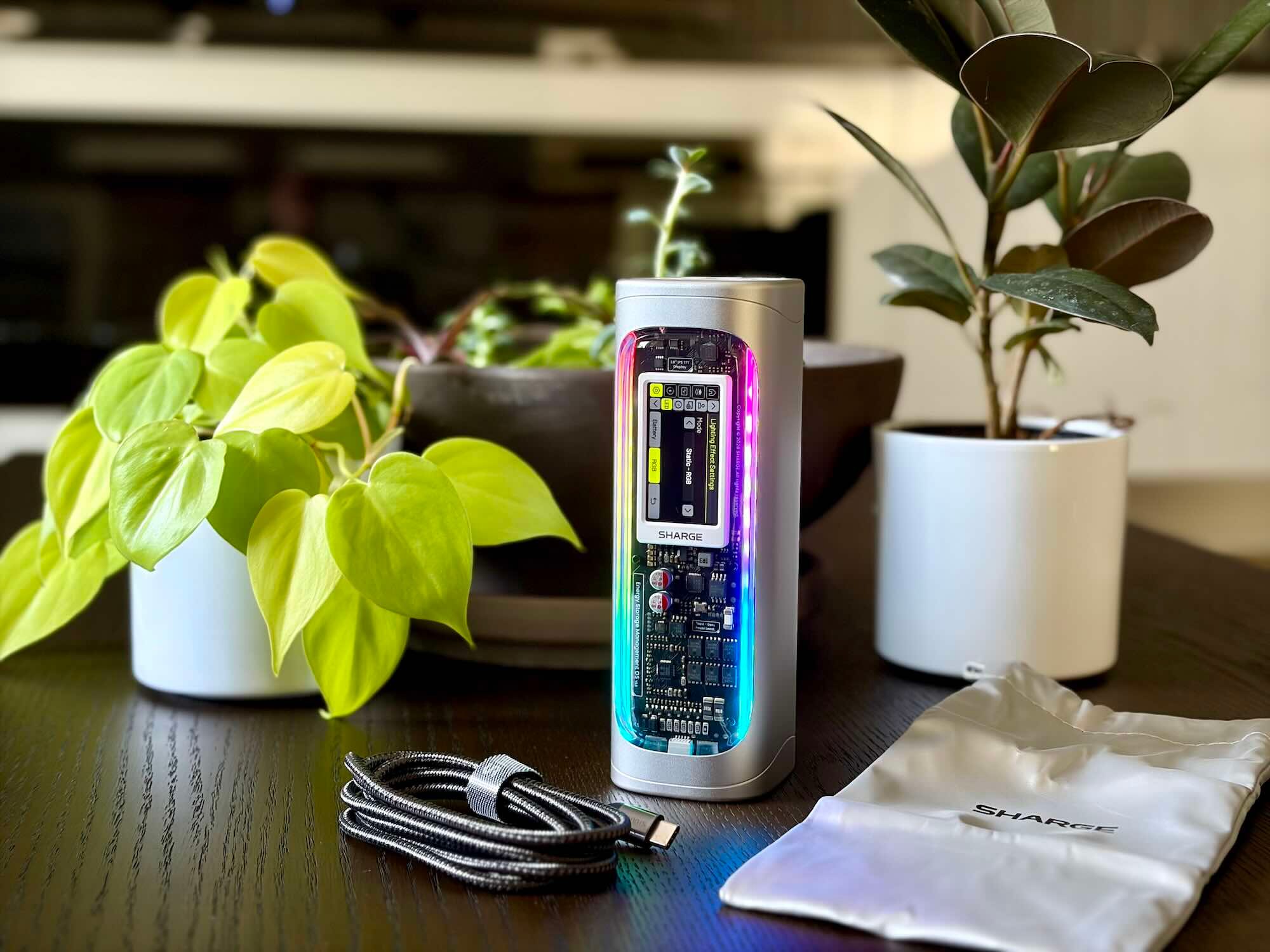 Testirano: Morate vidjeti Shargeov impresivni novi metalni power bank s monolitnim kućištem i zaslonom [Ponuda pri lansiranju] - 2