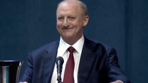 Zarada Berkshirea porasla je prošlog kvartala, a izvršni direktor Greg Abel počinje raspoređivati Buffettovu masivnu zalihu gotovine.