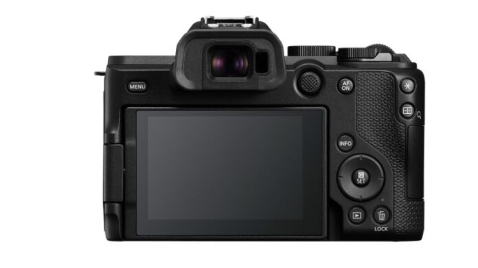 Canonov fotoaparat R8 II posudio je svoj dizajn od klasičnog SLR filmskog fotoaparata