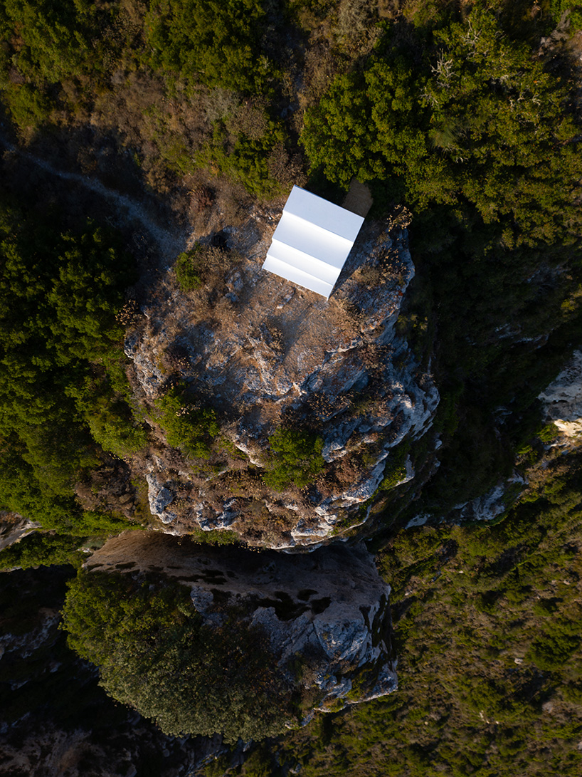 dimitris kontodimos builds a collective throne at the western edge of greece 5