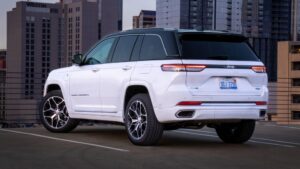 Jeep opoziva 328.381 Grand Cherokee zbog odvajanja spiralnih opruga