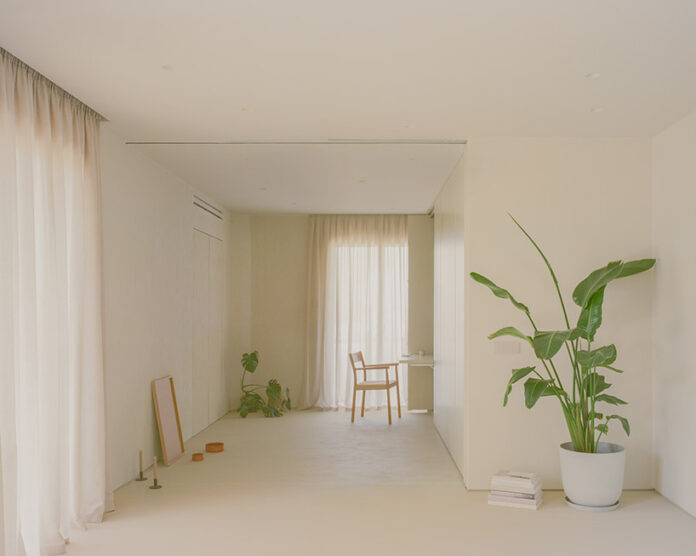 Niz elemenata tesarstva zamjenjuje zidove u renovaciji atenske apartmana iz 1970-ih godina.
