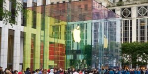Divovski iPhone Duo instalacije uočene u Apple Fifth Avenue uoči petkovog lansiranja