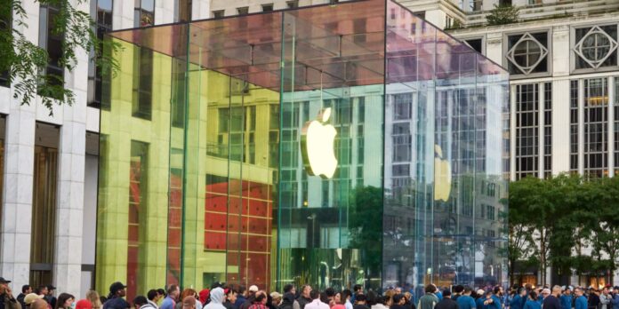 Divovski iPhone Duo instalacije uočene u Apple Fifth Avenue uoči petkovog lansiranja