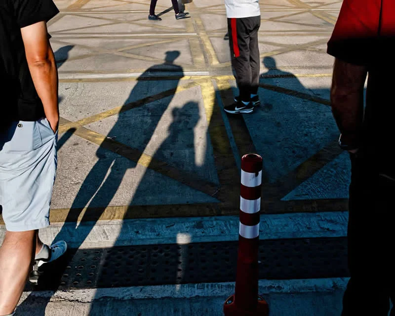 Kada Trenutak Susretne Svjetlost: 40 Uličnih Fotografija Prepunih Sjena i Boja - 23 Kada Trenutak Susretne Svjetlost: 40 Uličnih Fotografija Prepunih Sjena i Boja - 23