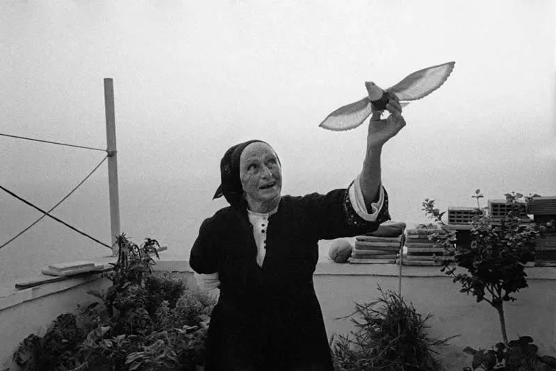 Nikos Economopoulos: Majstor fotografije koji pronalazi poeziju u svakodnevnom životu - 16 Nikos Economopoulos: Majstor fotografije koji pronalazi poeziju u svakodnevnom životu - 16