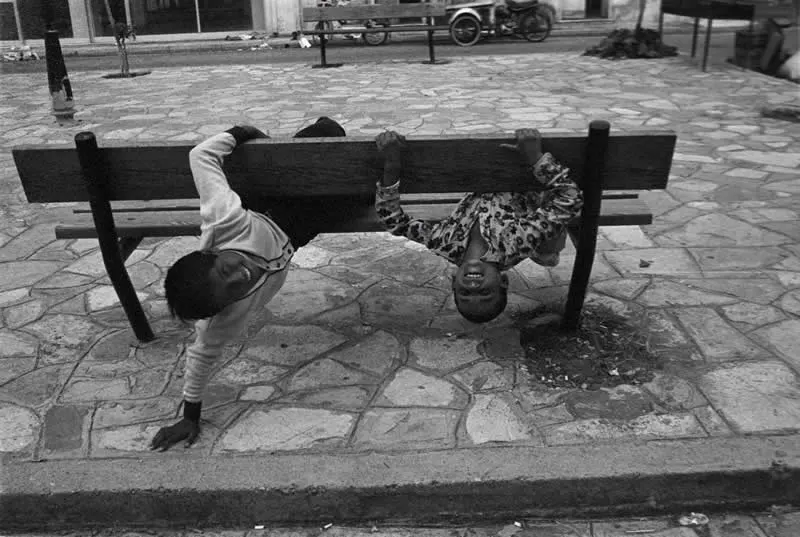 Nikos Economopoulos: Majstor fotografije koji pronalazi poeziju u svakodnevnom životu - 19 Nikos Economopoulos: Majstor fotografije koji pronalazi poeziju u svakodnevnom životu - 19
