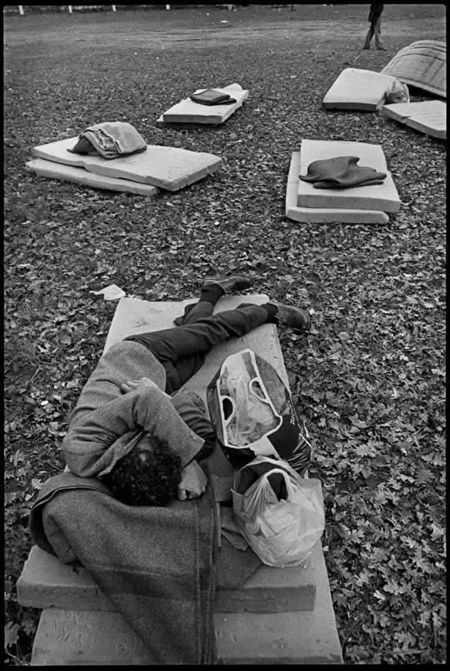 Nikos Economopoulos: Majstor fotografije koji pronalazi poeziju u svakodnevnom životu - 34 Nikos Economopoulos: Majstor fotografije koji pronalazi poeziju u svakodnevnom životu - 34