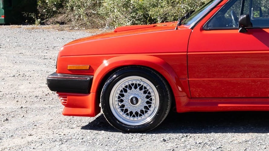 Ovaj Volkswagen GTI iz 1985. na BaT-u ima nešto malo posebno - 3