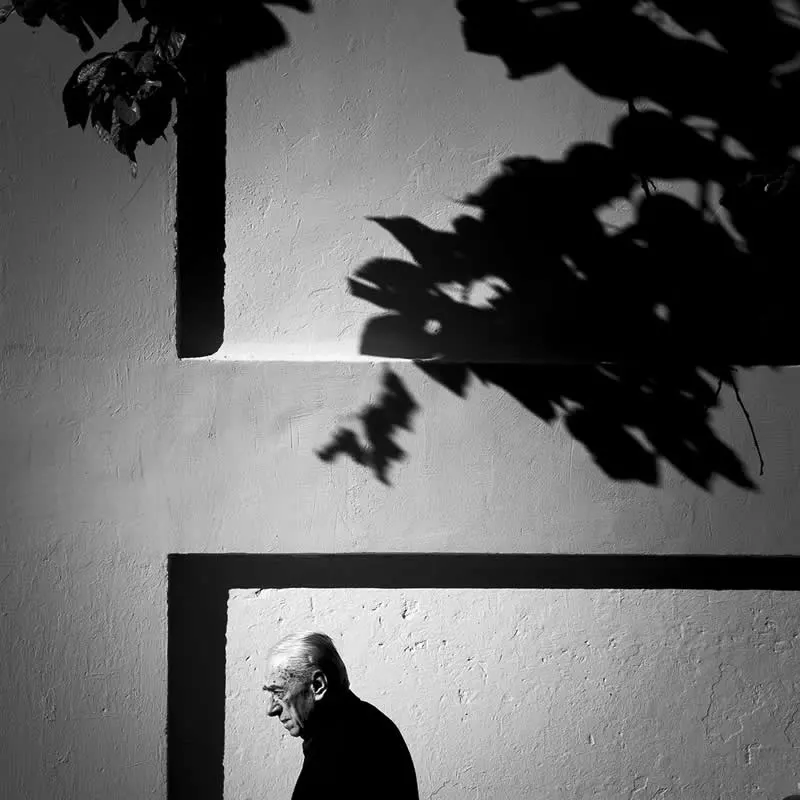 Ulične priče u crno-bijeloj tehnici: 38 nagrađenih fotografija s MonoVisions nagrada 2026. - 28 Ulične priče u crno-bijeloj tehnici: 38 nagrađenih fotografija s MonoVisions nagrada 2026. - 28