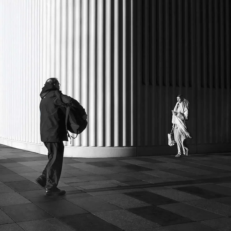 Ulične priče u crno-bijeloj tehnici: 38 nagrađenih fotografija s MonoVisions nagrada 2026. - 33 Ulične priče u crno-bijeloj tehnici: 38 nagrađenih fotografija s MonoVisions nagrada 2026. - 33