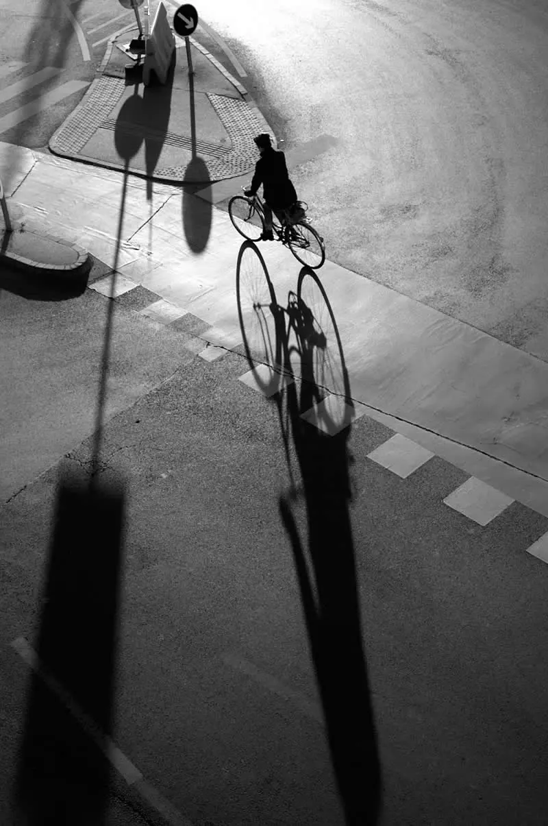 Ulične priče u crno-bijeloj tehnici: 38 nagrađenih fotografija s MonoVisions nagrada 2026. - 6 Ulične priče u crno-bijeloj tehnici: 38 nagrađenih fotografija s MonoVisions nagrada 2026. - 6